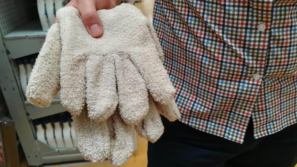 A pair of heat resistant gloves